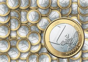 Euro a fost cotat la 4,6260 lei, sub referinţa de vineri